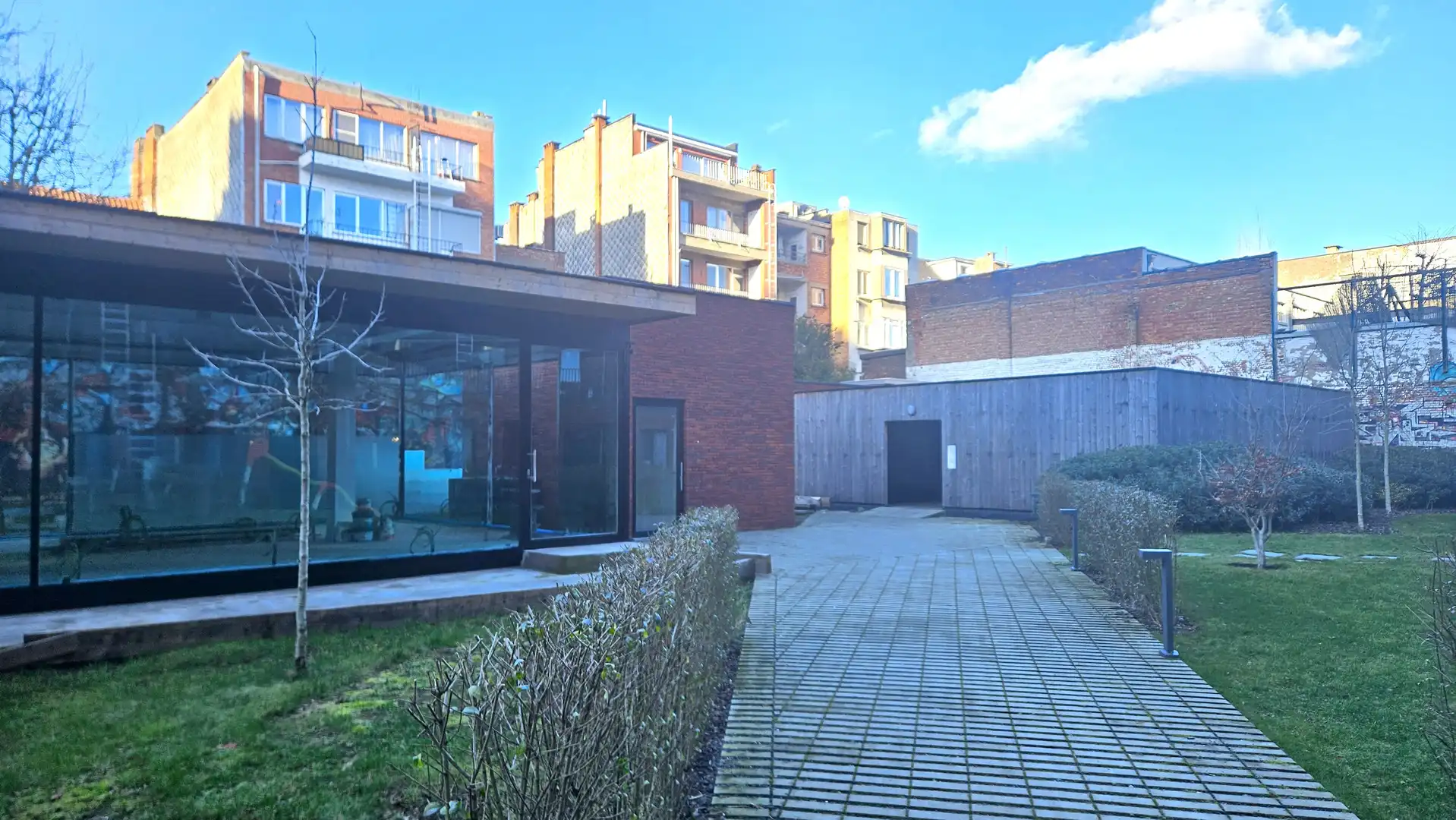 Uniek kantoor op rustige binnenplaats foto 10