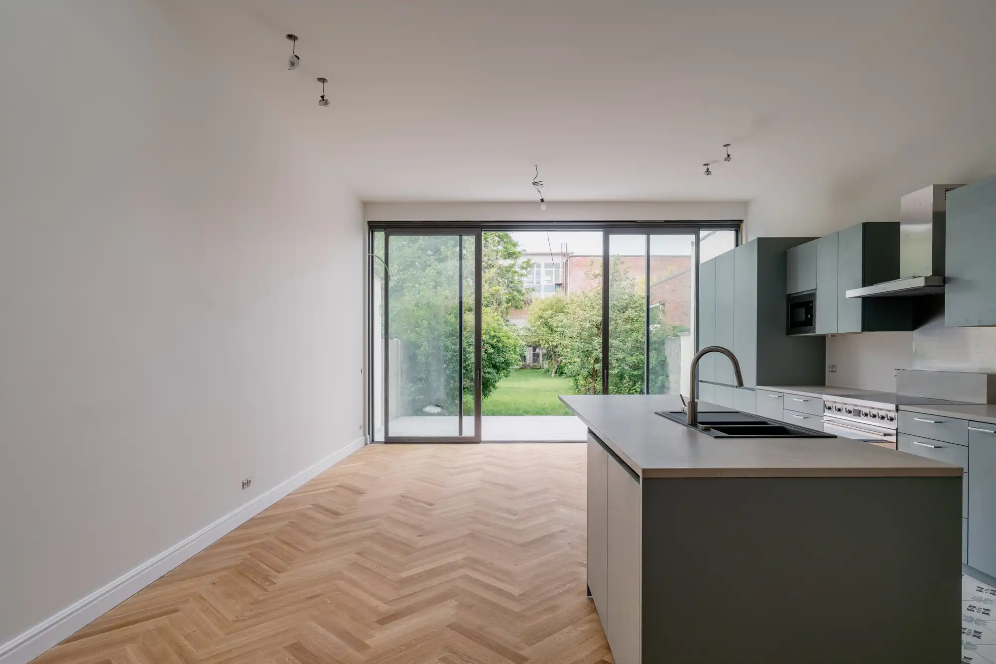 Volledig gerenoveerde woning. Eerste bewoning. Vijf slaapkamers. Een tuin die maar niet stopt. foto 4