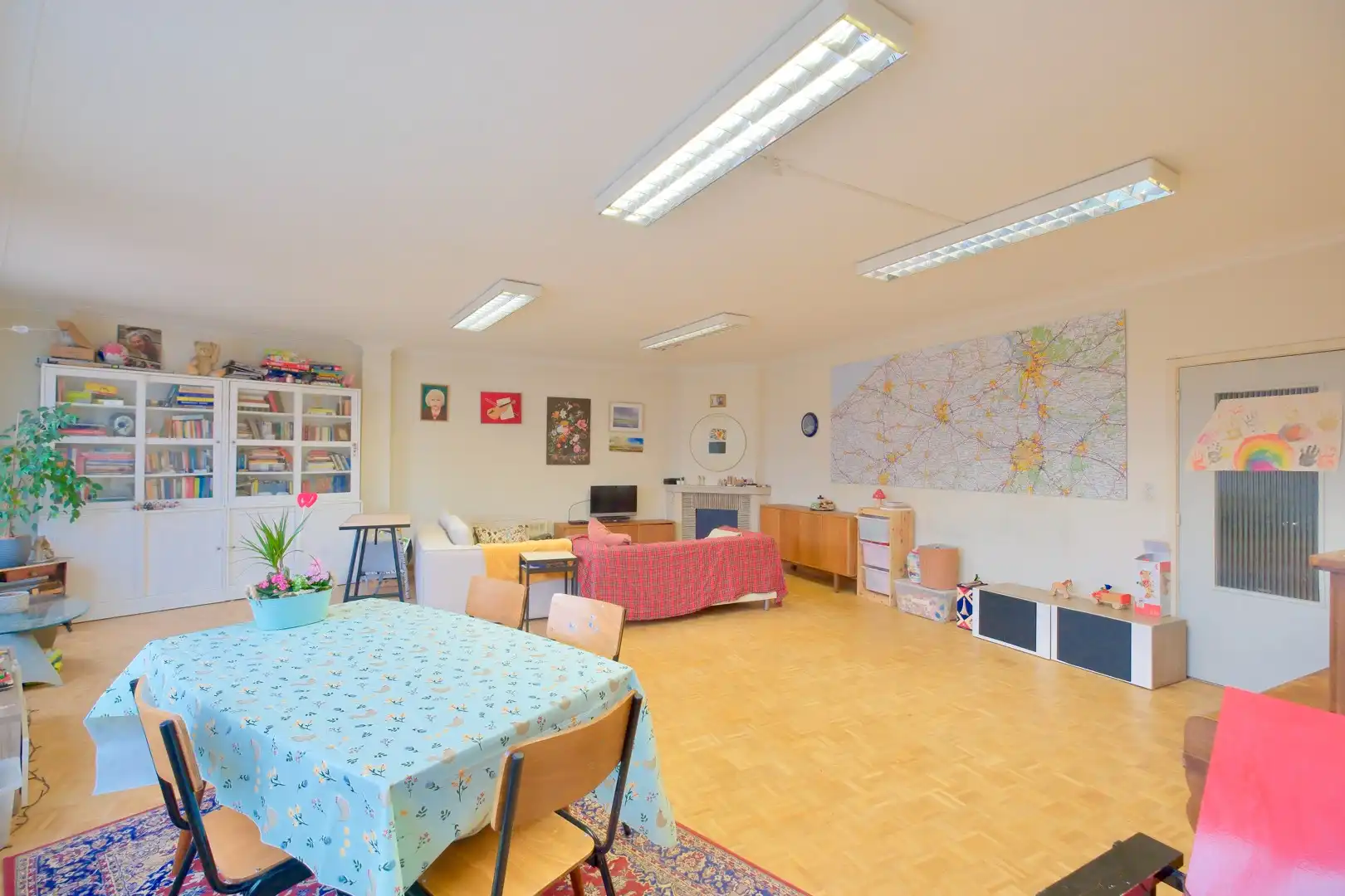 LICHTERVELDE - ZEER RUIM APPARTEMENT MET 3 SLPKS + garagebox foto 3