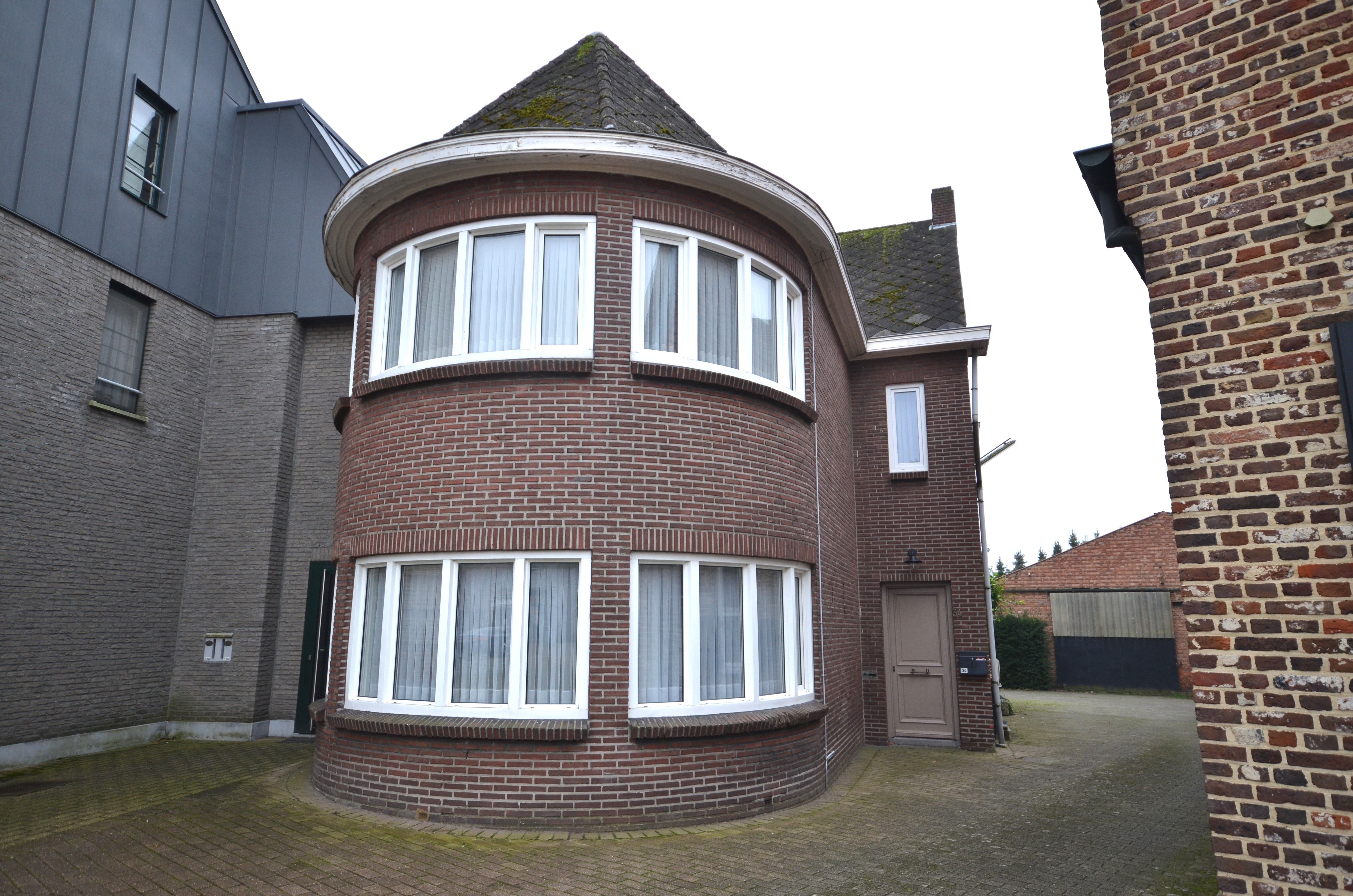 IDEALIS VASTGOED – CHARMANTE EN GOED ONDERHOUDEN WONING MET EEN GEZELLIGE LEEFRUIMTE, GOED INGERICHTE KEUKEN, RUIME WASPLAATS, 3 KNAPPE SLAAPKAMERS, BADKAMER, BERGING EN KELDER OP EEN ONDERHOUDSVRIENDELIJK PERCEEL foto 2