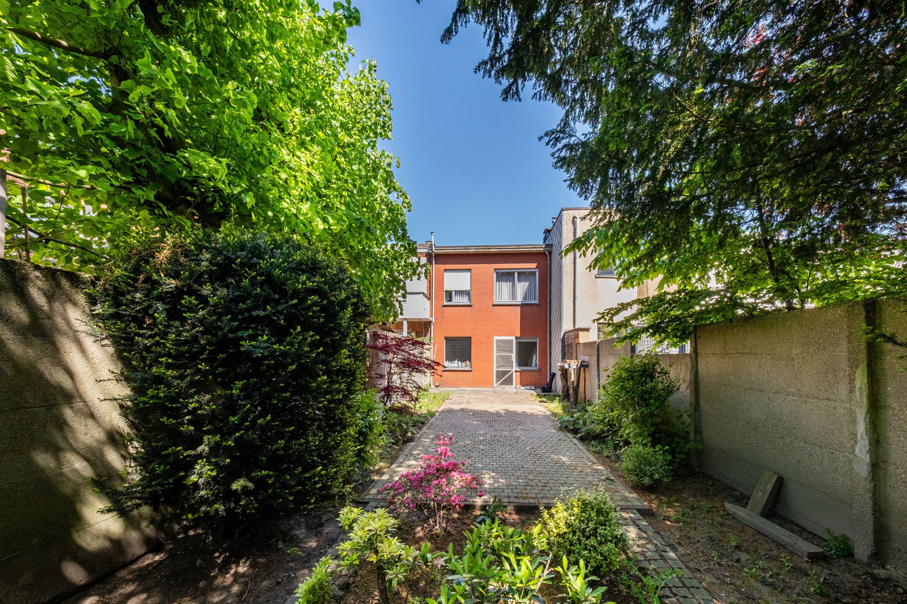 Woning met potentieel én grote tuin vlak bij het Rivierenhof foto {{pictureIndex}}