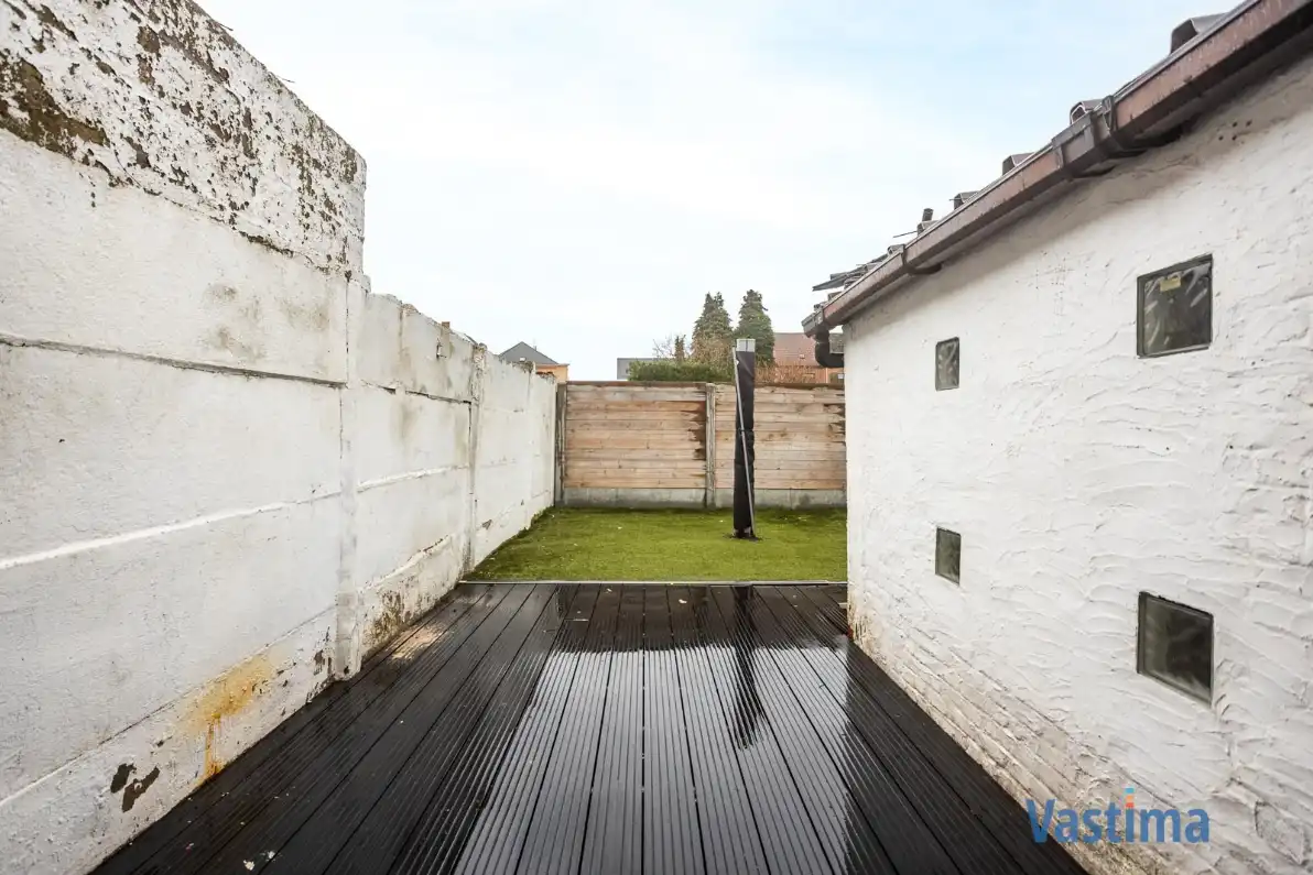 Stadswoning met zonnepanelen en tuin foto 21