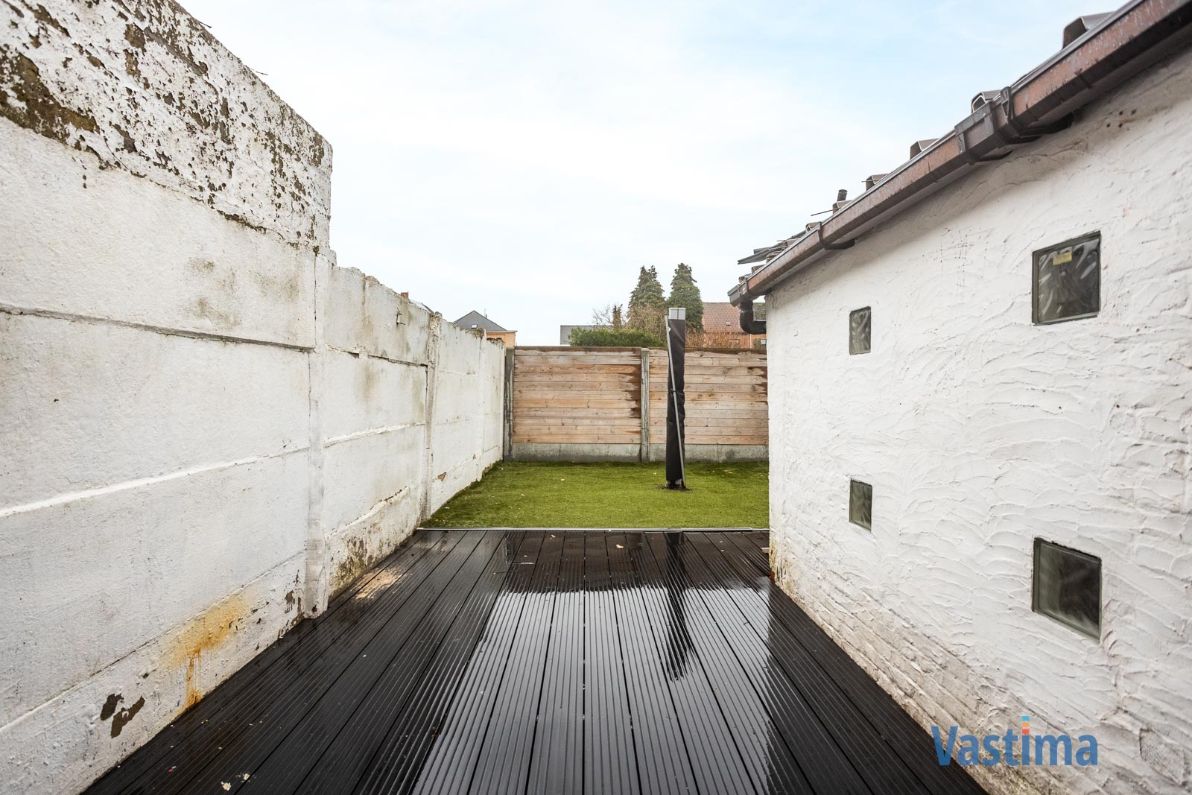 Stadswoning met zonnepanelen en tuin foto 21