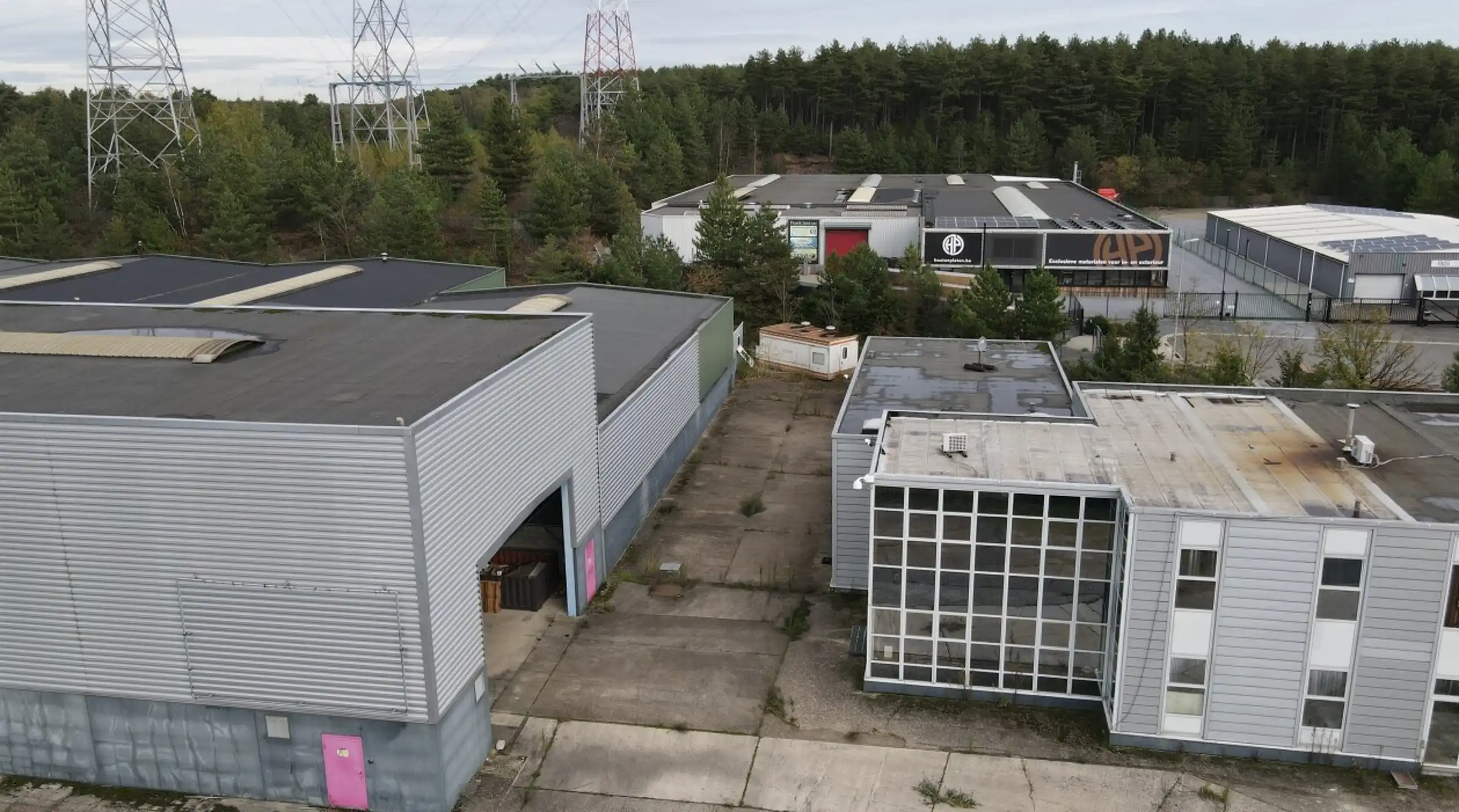 KMO-unit te huur gelegen in de Zevenputtenstraat, Zuttendaal foto {{pictureIndex}}