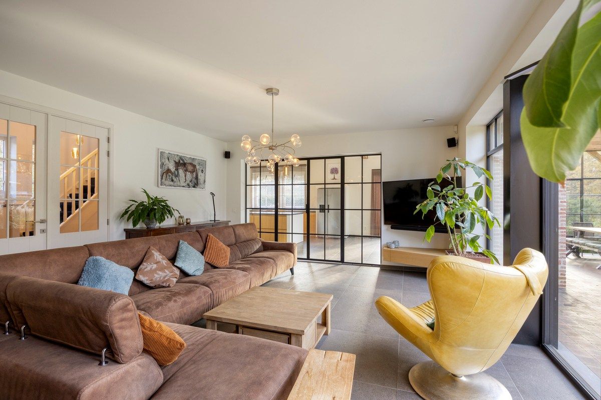 Ruim ingedeelde en kwalitatief afgewerkte villa op een mooi perceel met naastgelegen bouwgrond. foto 4