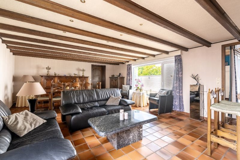 Woning met brede oprit en dubbele garage foto 13