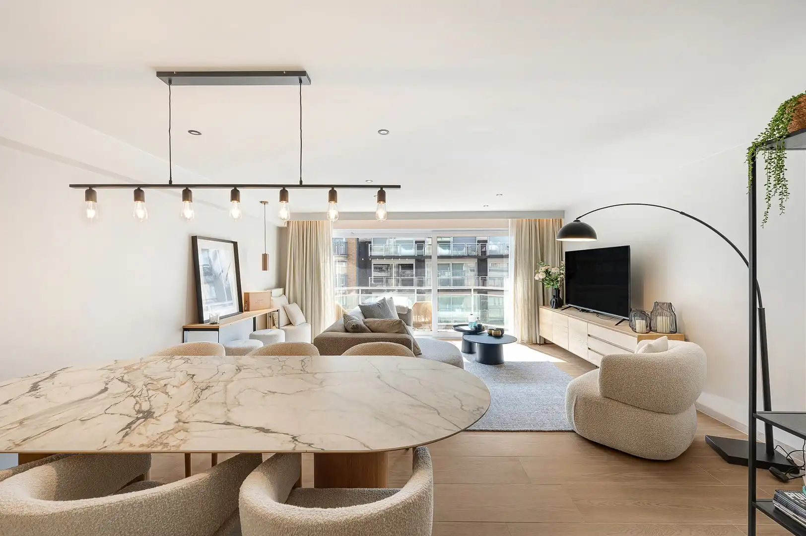 Ruim 2-slaapkamerappartement met twee terrassen nabij de zee. foto 8