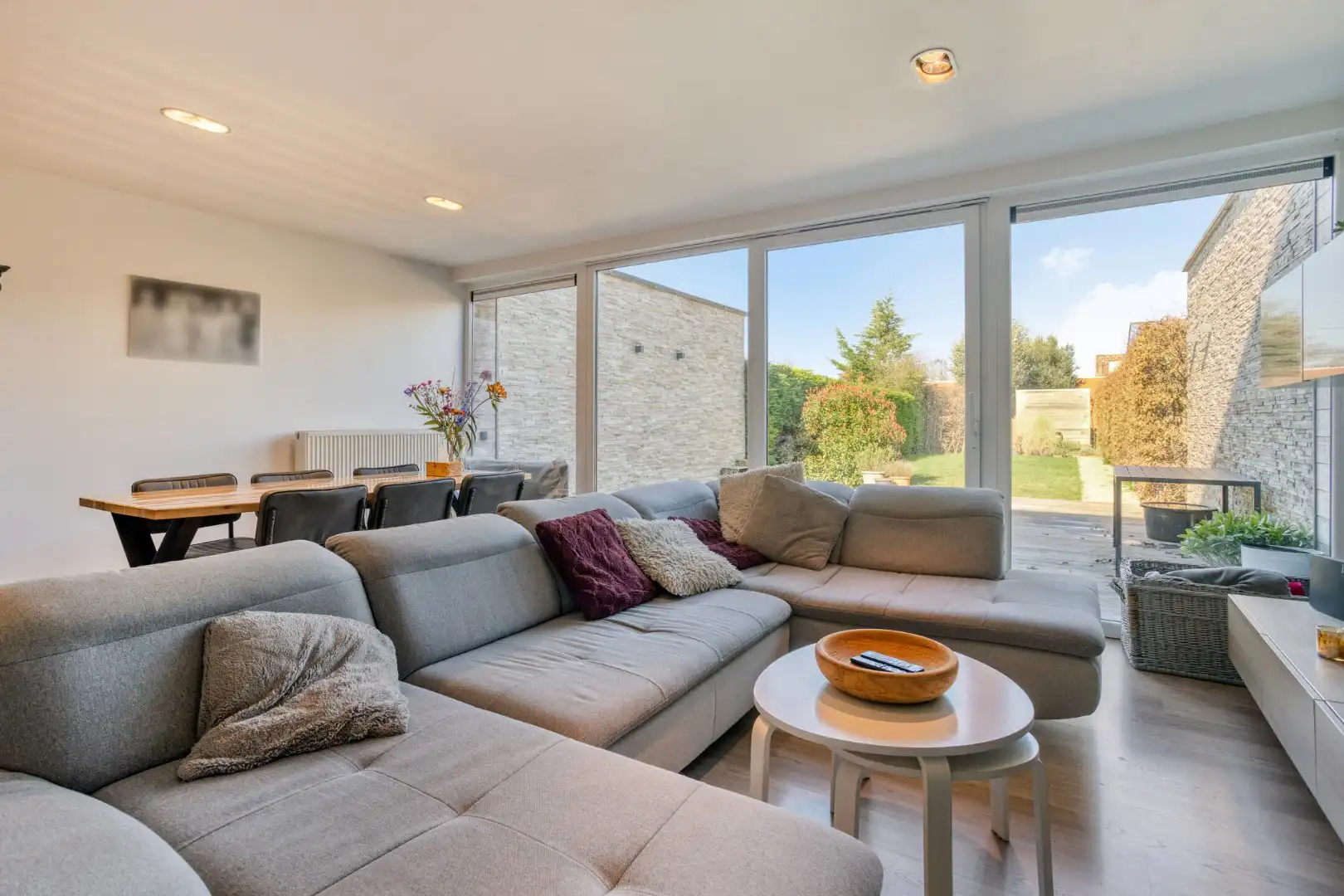 Instapklare woning met 5 slaapkamers garage en tuin! foto {{pictureIndex}}