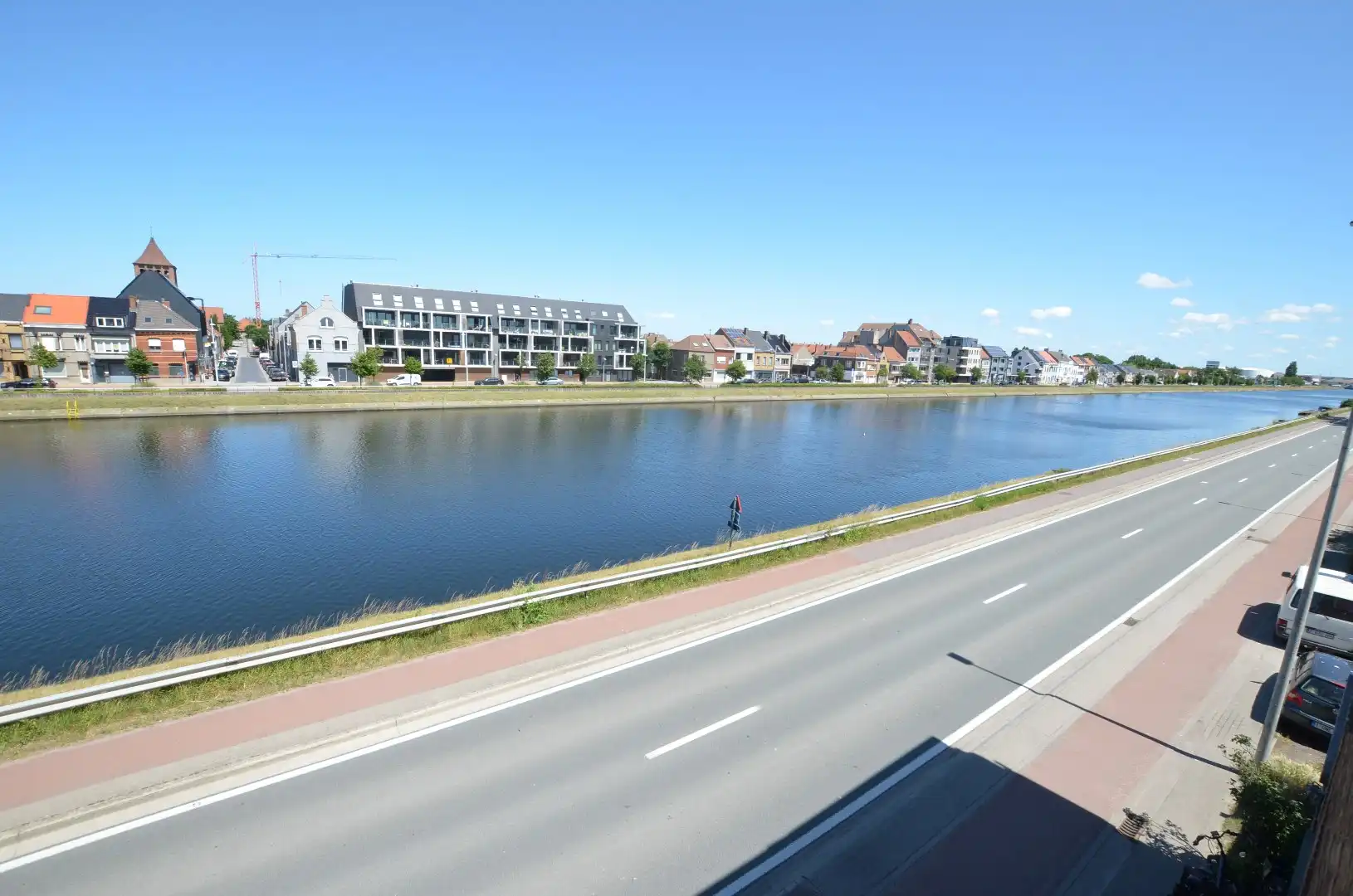 Ruim woonhuis met garage foto 2