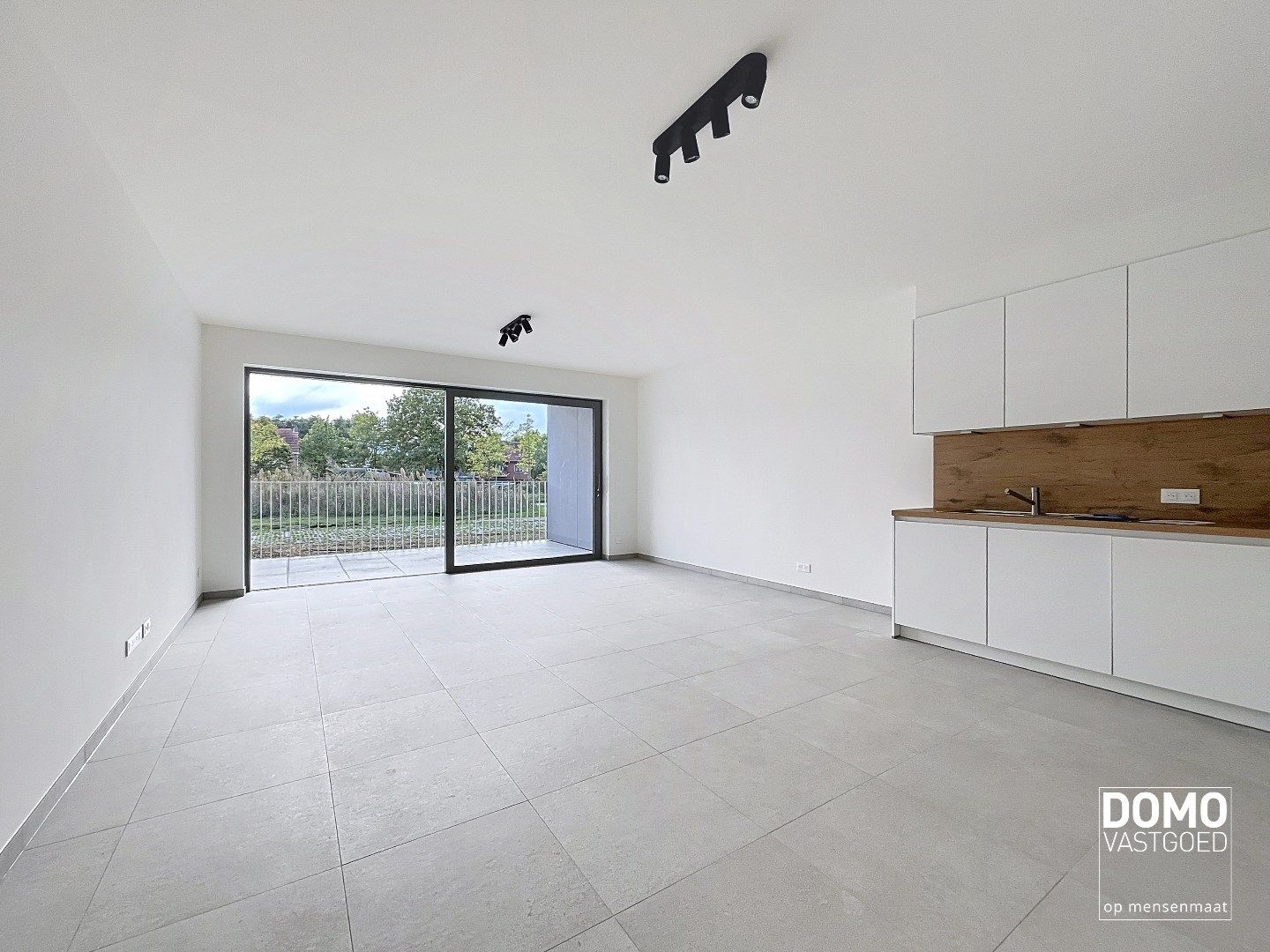 PRACHTIG GELIJKVLOERS NIEUWBOUW APPARTEMENT MET 2 SLAAPKAMERS, AUTOSTANDPLAATS EN AIRCO TE LEOPOLDSBURG foto {{pictureIndex}}