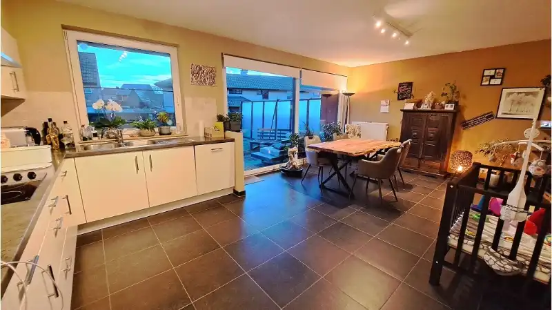 Ruim gelijkvloers 2-slaapkamerappartement met ruim TERRAS en AUTOSTANDPLAATS te huur in Brugge foto 7