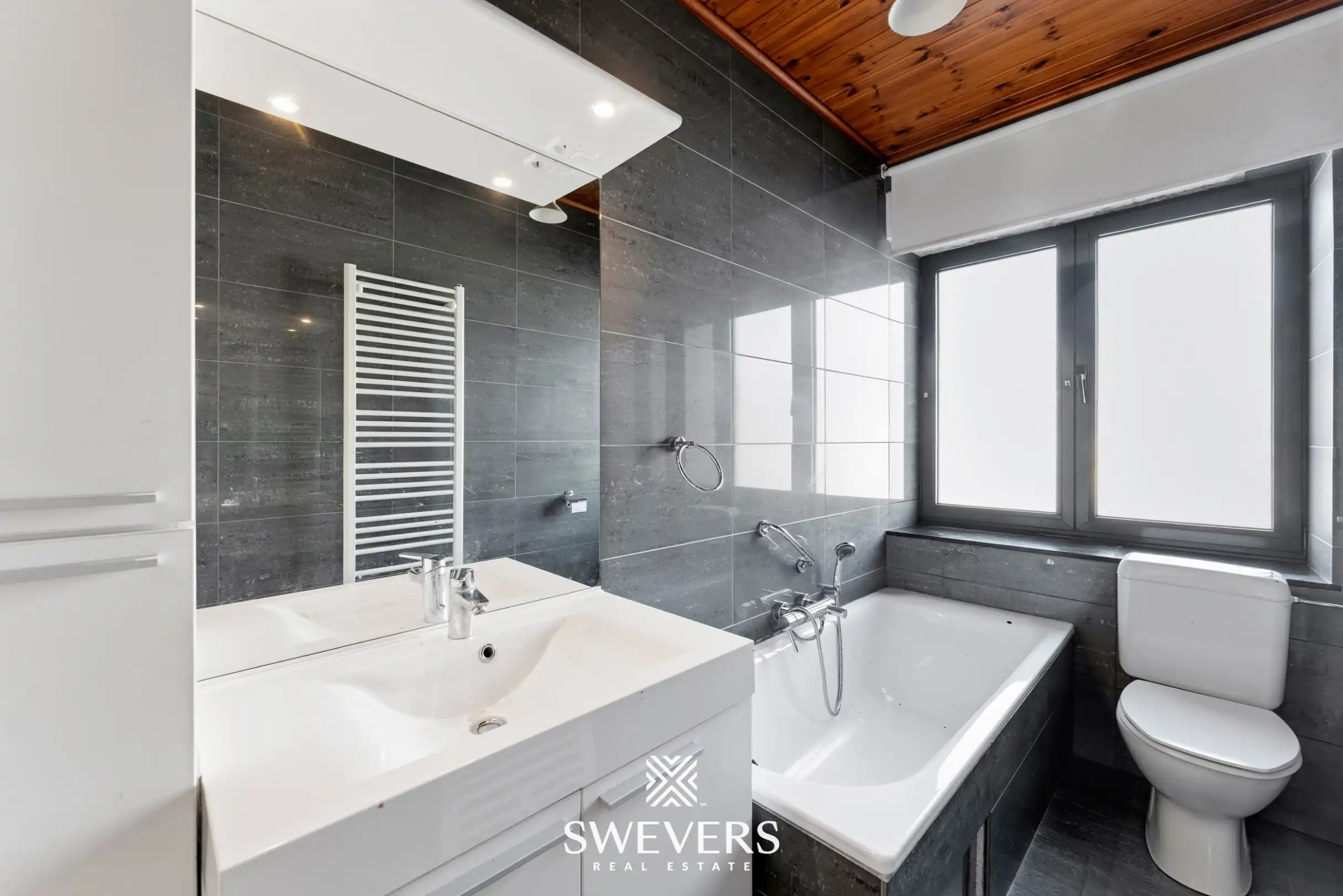 Verrassend ruime gezinswoning: 4 slaapkamers, garage, kelder & zolder foto 15