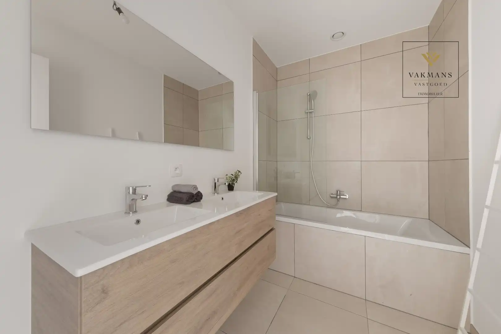 Een landelijke nieuwbouwwoning met zichten op de heuvels foto 10