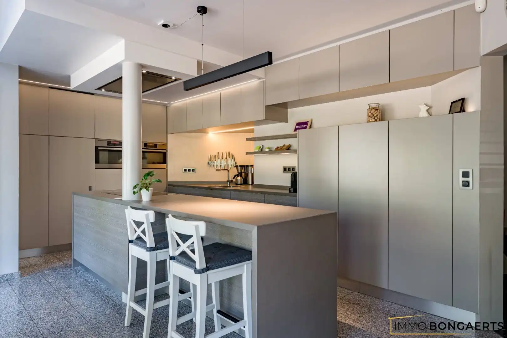Bijzonder ruime woning op een uitzonderlijk perceel van maar liefst 16 are foto 12