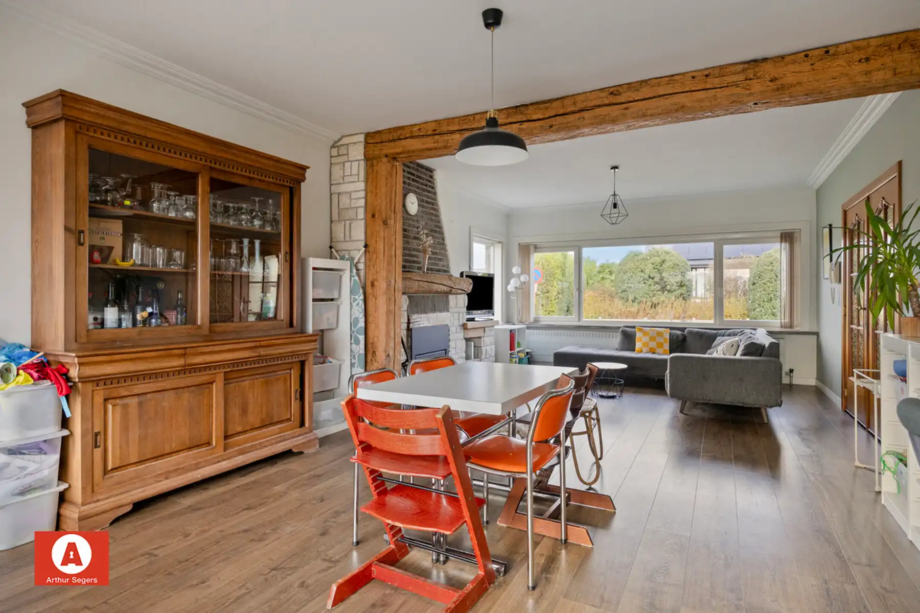 Halfopen woning in doodlopende, rustige straat foto 6