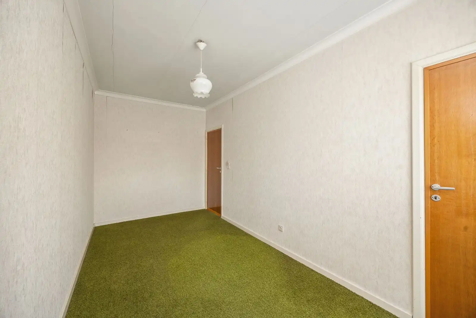 Ruime woning met renovatiepotentieel, garage en zuid tuin in Putte-Kapellen. foto 18