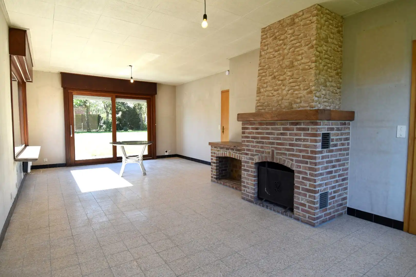 Ruime alleenstaande woning met 2 slaapkamers (mogelijkheid tot meer!), garage en zonnige tuin te koop in Gullegem foto 7