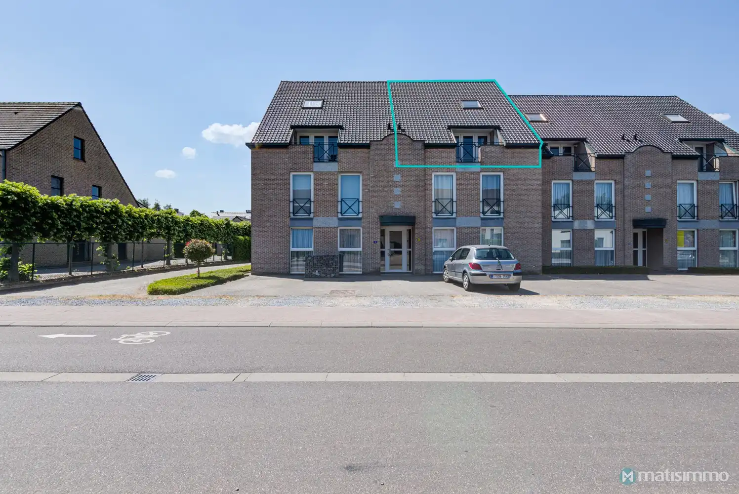 INSTAPKLAAR DUPLEX-APPARTEMENT MET 2 SLAAPKAMERS EN GARAGE NABIJ HET CENTRUM VAN BILZEN foto {{pictureIndex}}