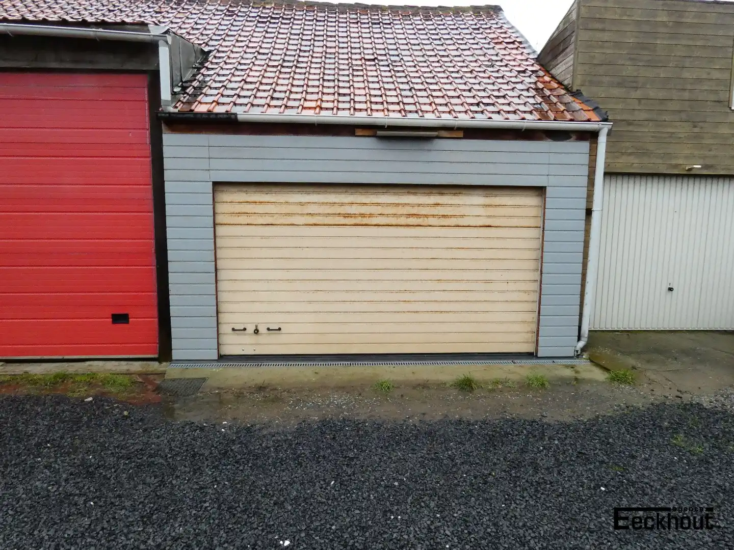 Loodsruimte verdeeld in 3 afgesloten garageboxen foto 7