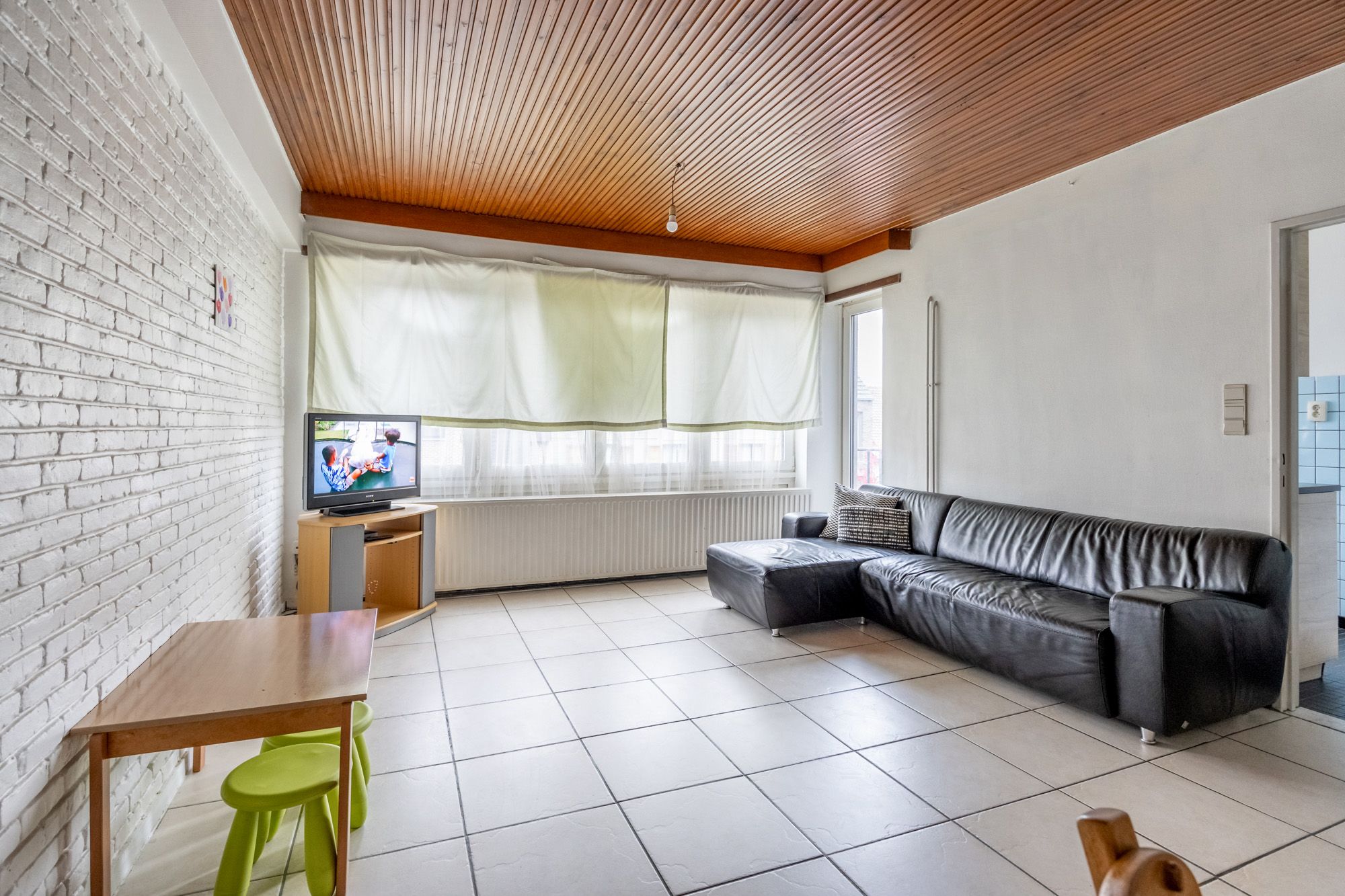 IDEALIS VASTGOED - CENTRAAL GELEGEN 2-SLPKMR APPARTEMENT IN HET CENTRUM VAN LEOPOLDSBURG! – Correct onderhouden appartement op de tweede verdieping (+-88m²) met een aangename leefruimte, aparte keuken, 2 slaapkamers, badkamer en apart toilet. Het appartement beschikt tevens over een lift en een privatieve kelder. Geschikt voor zij die zoeken naar betaalbaar wonen in het centrum van Leopoldsburg. foto 4