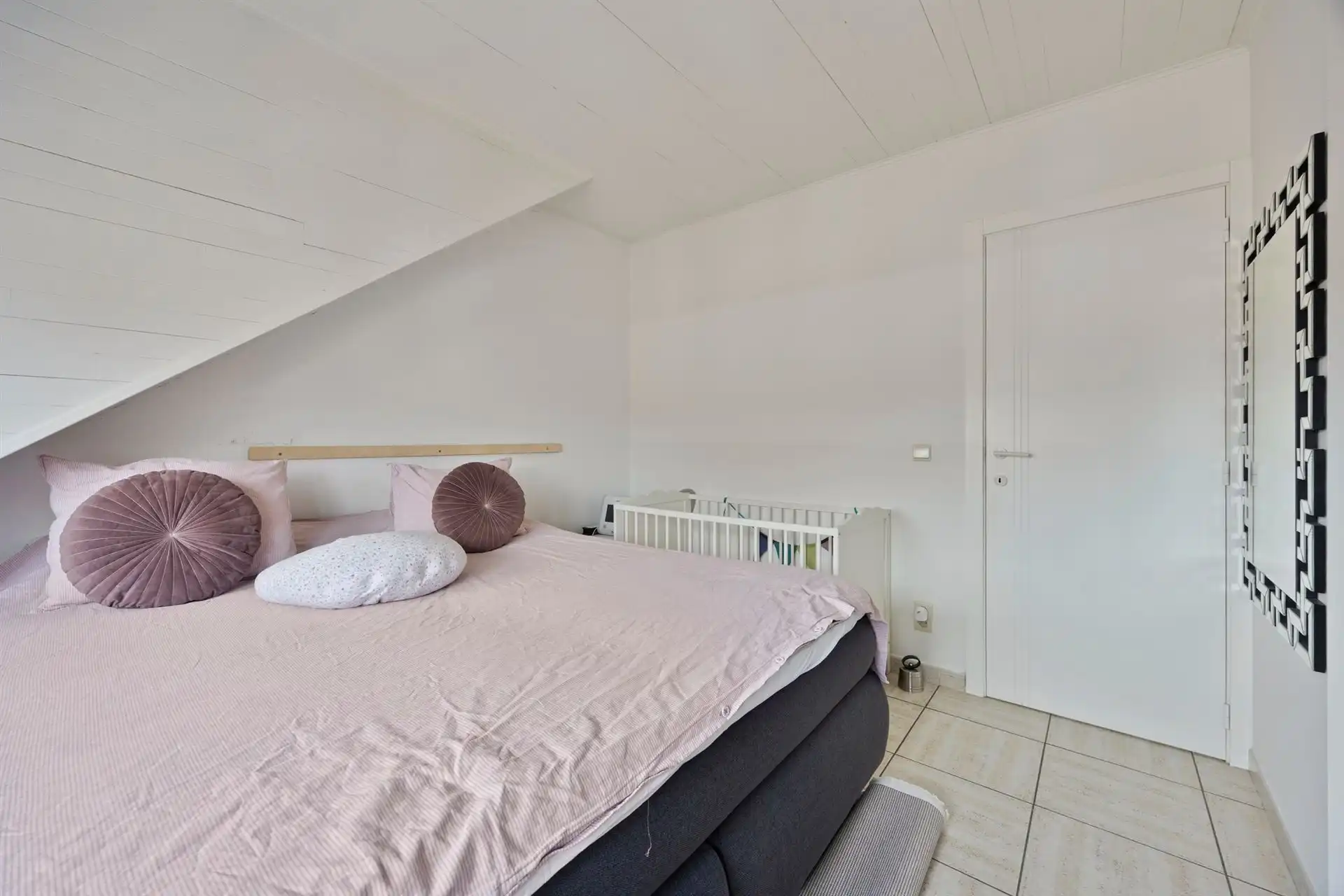 Bel-étage met drie slaapkamers en garage.  foto 18
