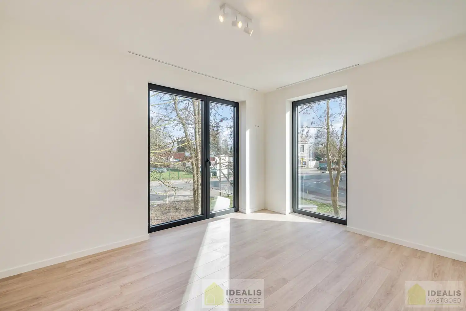 PRACHTIG INSTAPKLAAR NIEUWBOUWAPPARTEMENT MET AUTOSTAANPLAATS EN KELDERBERGING MIDDEN IN HARTJE LOMMEL, EEN AANGENAME LEEFRUIMTE MET OPEN KEUKEN EN AANSLUITEND AAN TERRAS, BERGRUIMTE, 2 SLAAPKAMERS EN RUIME BADKAMER. foto 6