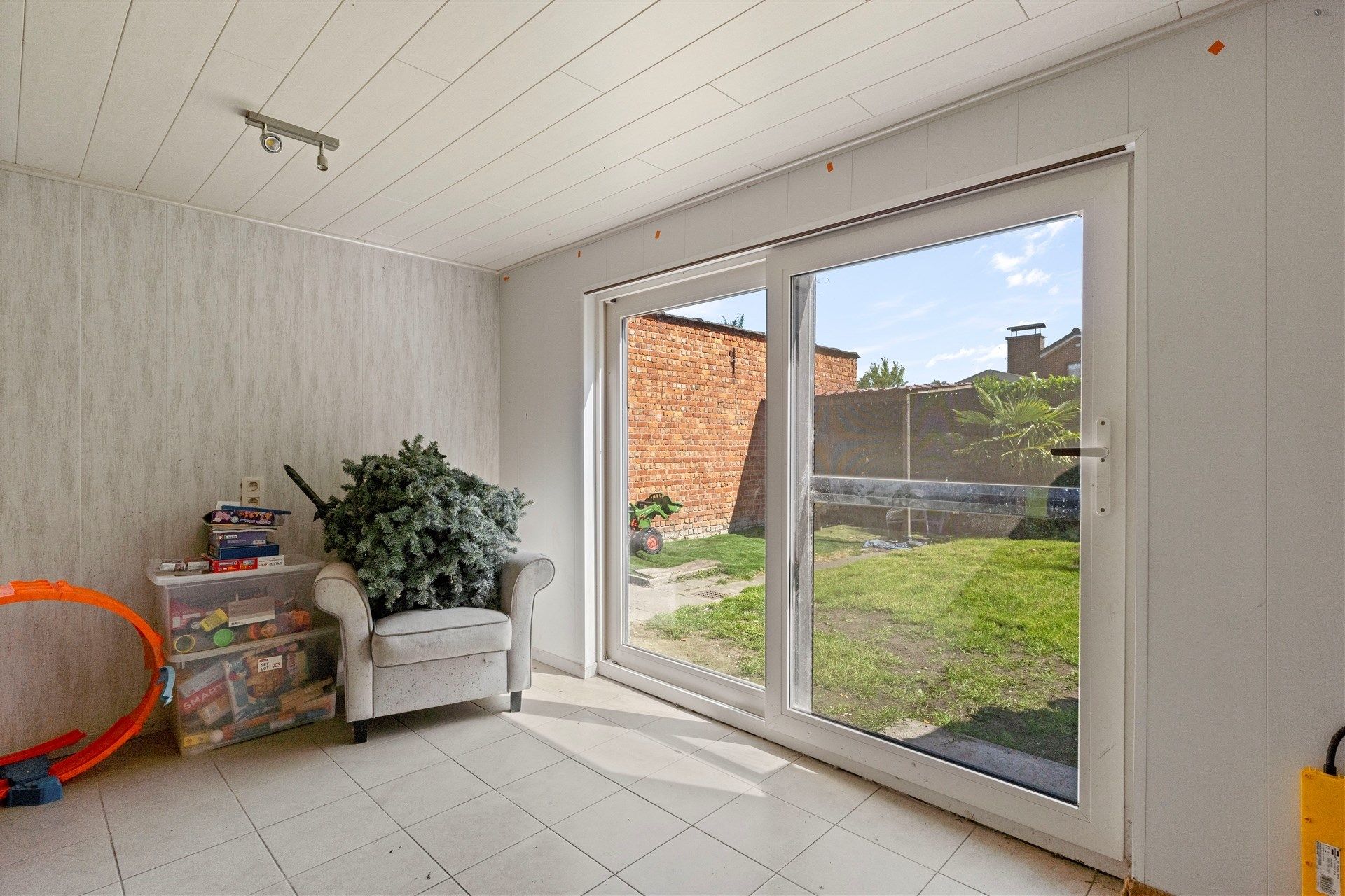 Deels gerenoveerde rijwoning te centrum Stekene foto 6
