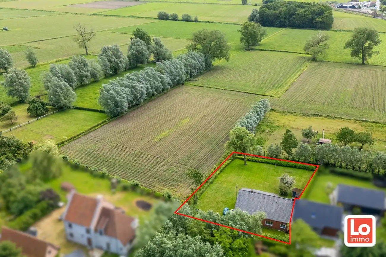 Hoofdfoto van de publicatie: Landelijke te renoveren halfopen gelijkvloerse woning met inpandige garage en grote tuin met open zicht op een makkelijk bereikbare locatie in Zeveneken!