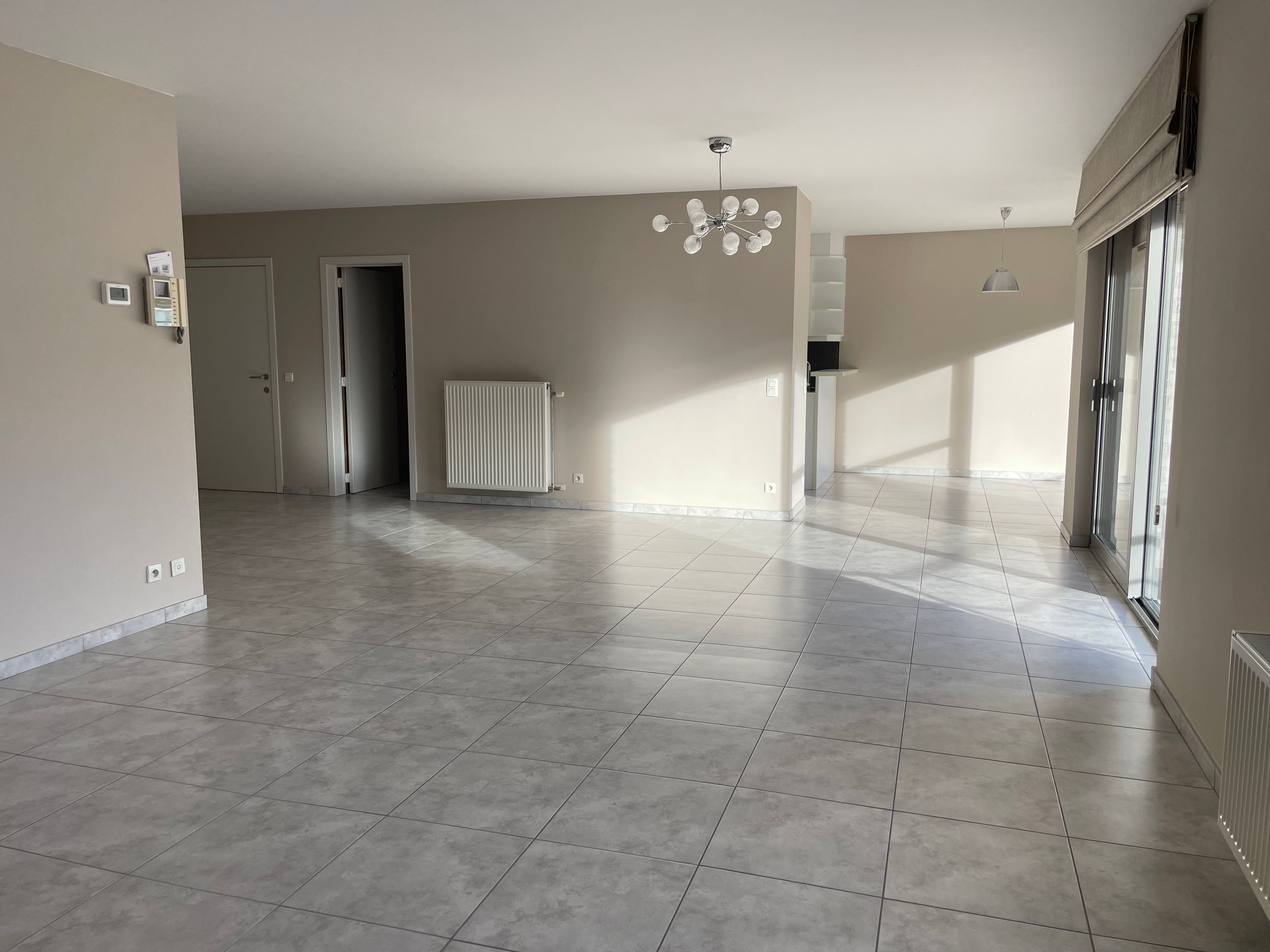 ruim instapklaar twee slaapkamer appartement met groot zongericht terras & gelijkvloerse garage foto 12