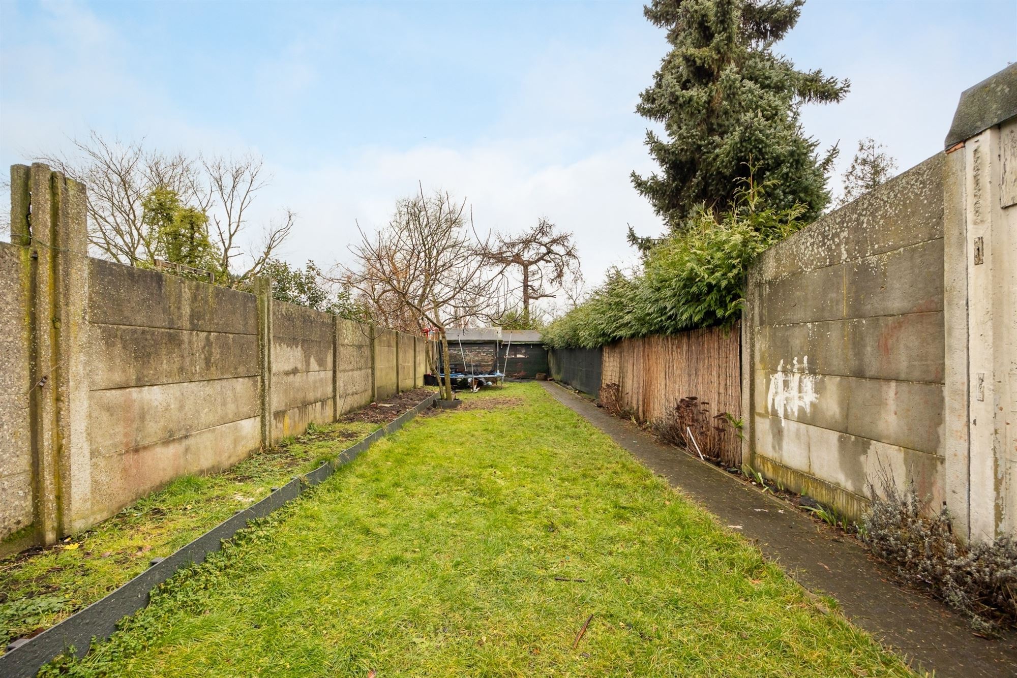 Op te frissen woning met 4 slpk en Z-tuin foto 3