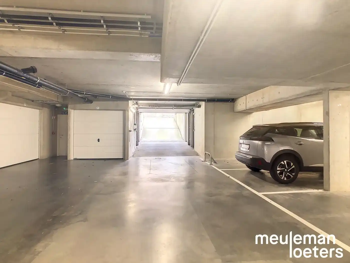 Zéér ruime ondergrondse garagebox met autostaanplaats  in het centrum foto 2
