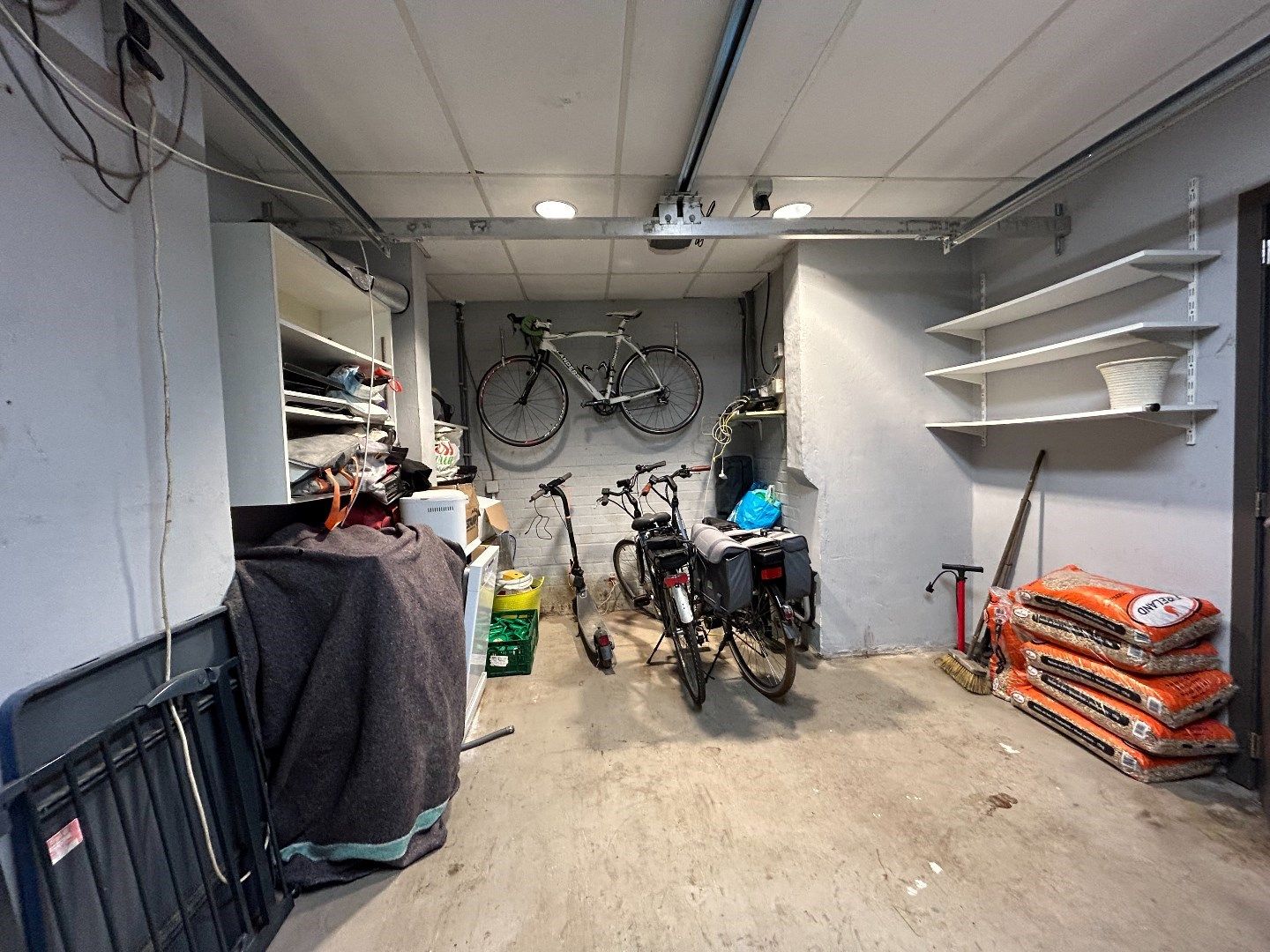 Instapklare rijwoning met veel bergruimte TE KOOP  in het bruisende Waregem. foto 22