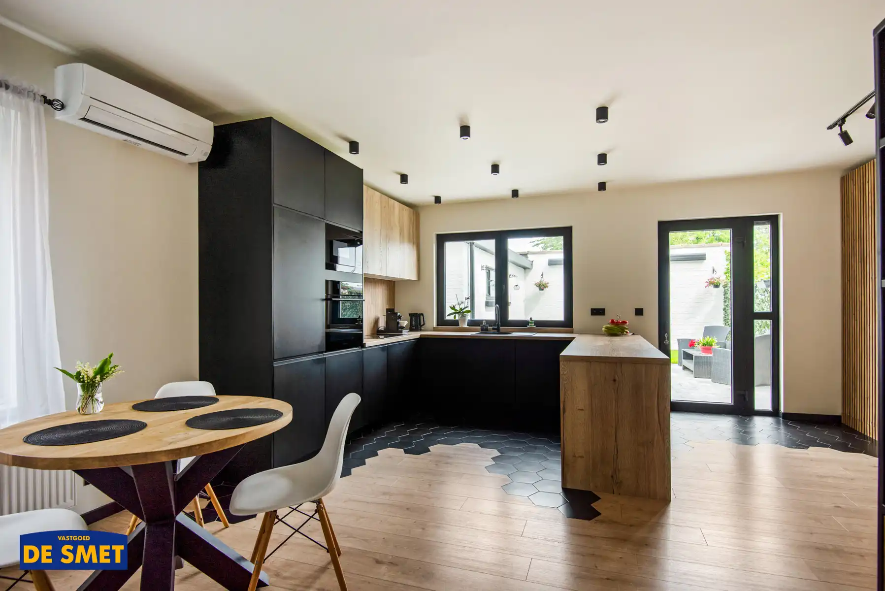 Luxueuze, volledig vernieuwde HOB met tuin en garage + oprit foto 6
