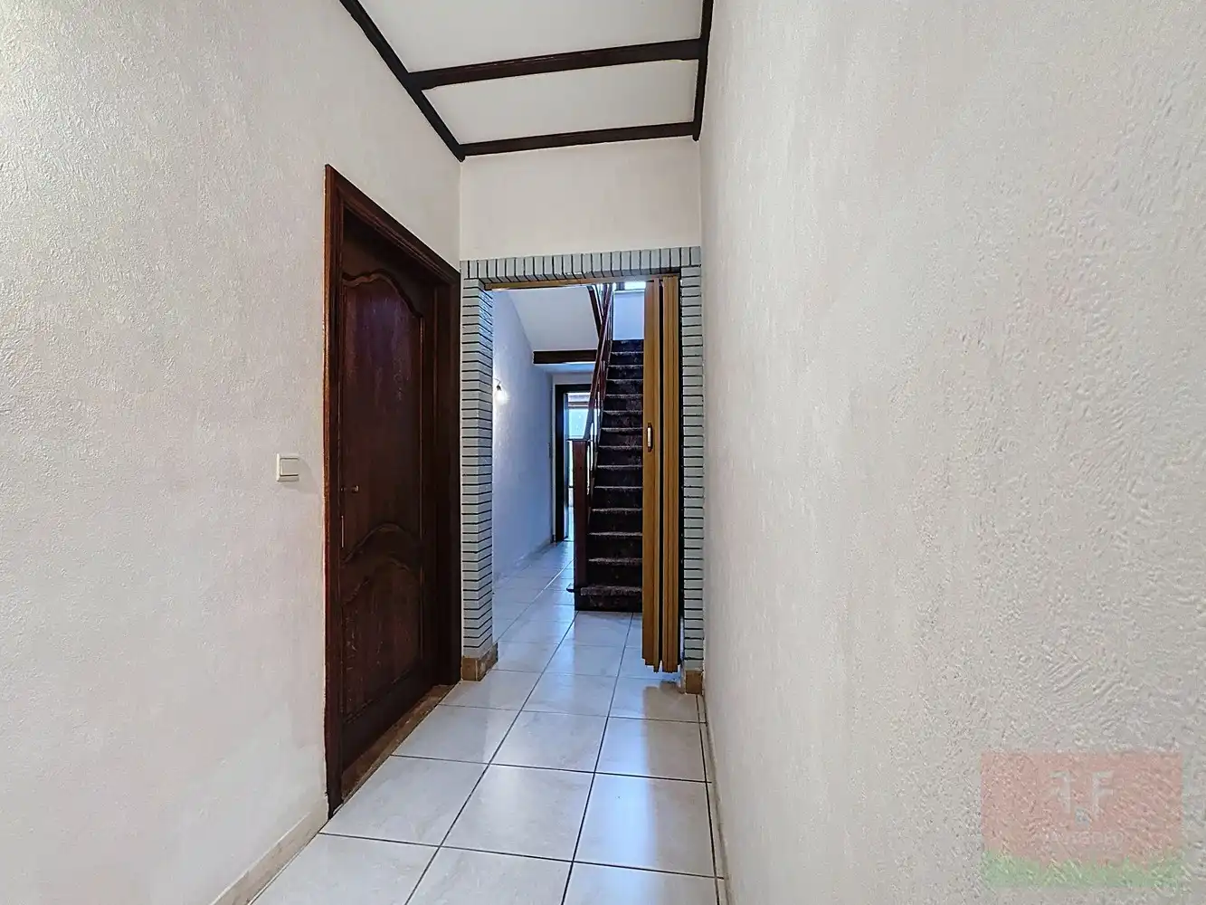 Ruime eengezinswoning met 4 slaapkamers, garage en mooie tuin foto 13