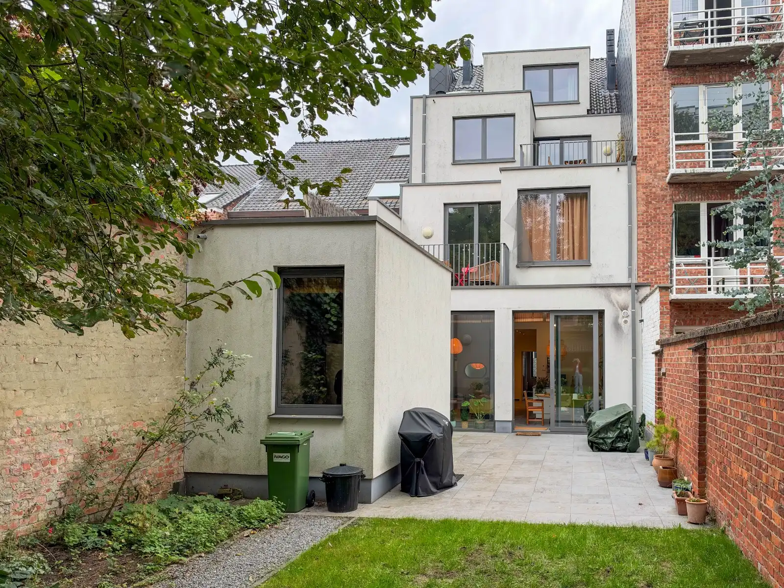 2 slaapkamer appartement (gelijkvloers) met grote tuin en grote garage vlakbij Sint-Pietersstation foto {{pictureIndex}}