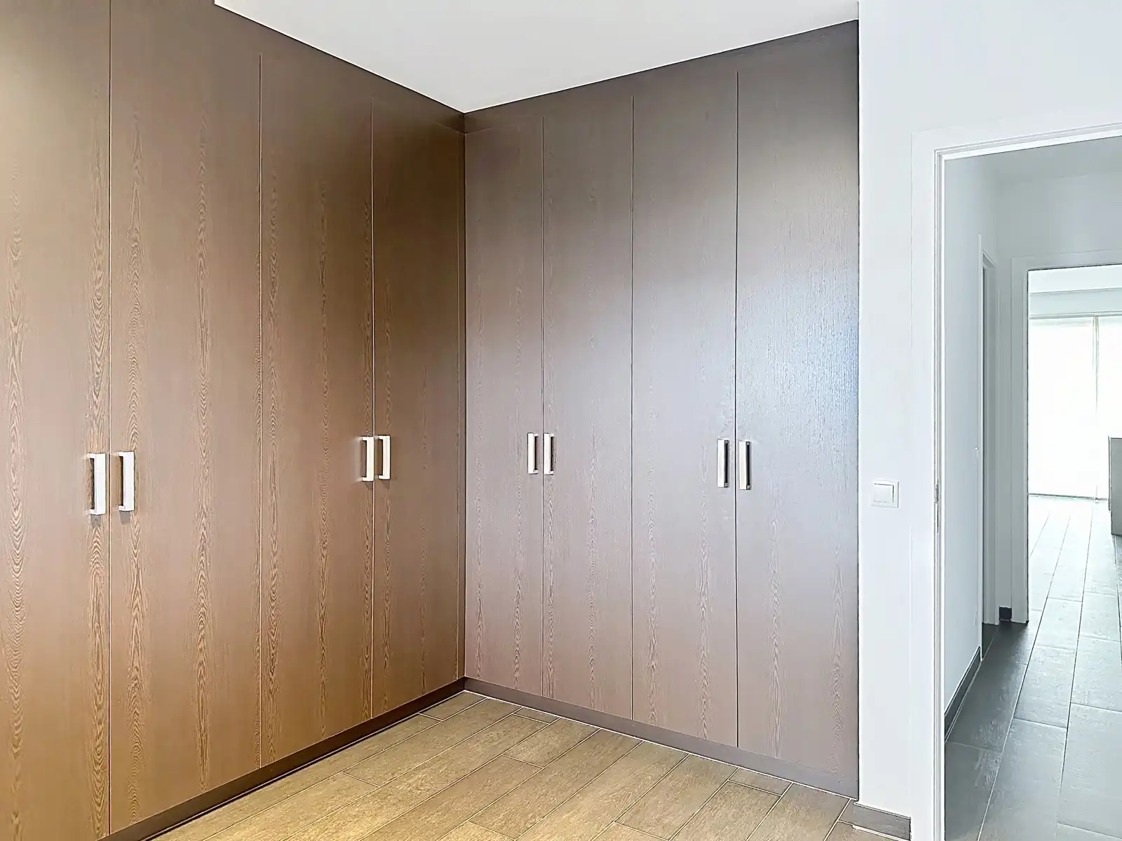 Instapklaar gelijkvloers met twee slaapkamers en ondergrondse staanplaats foto 11