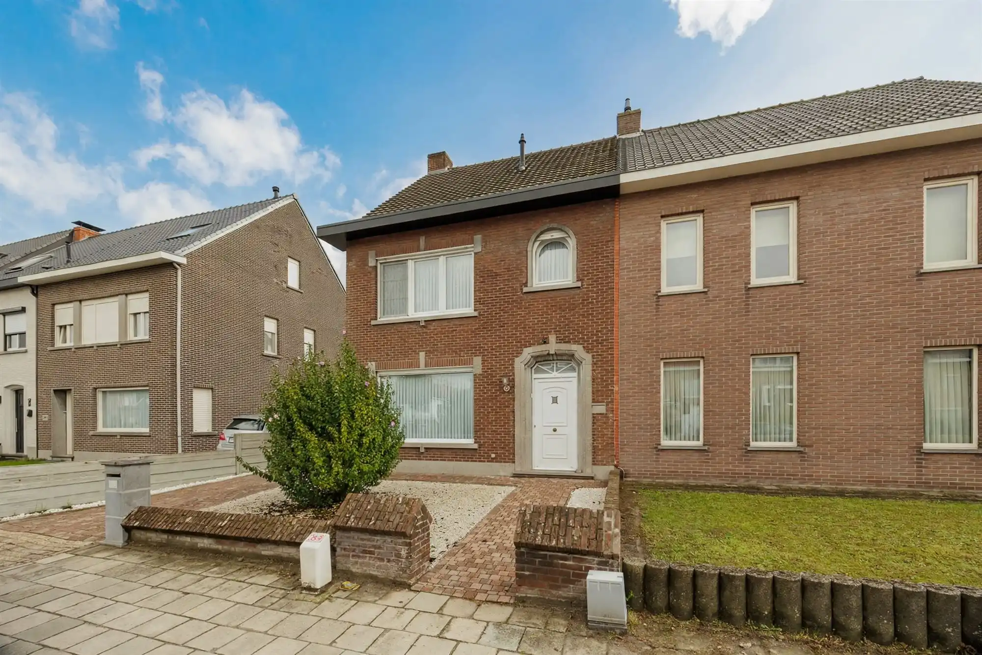 Degelijke halve losbouw met 4 slpks, (voor)tuin en garage foto 3