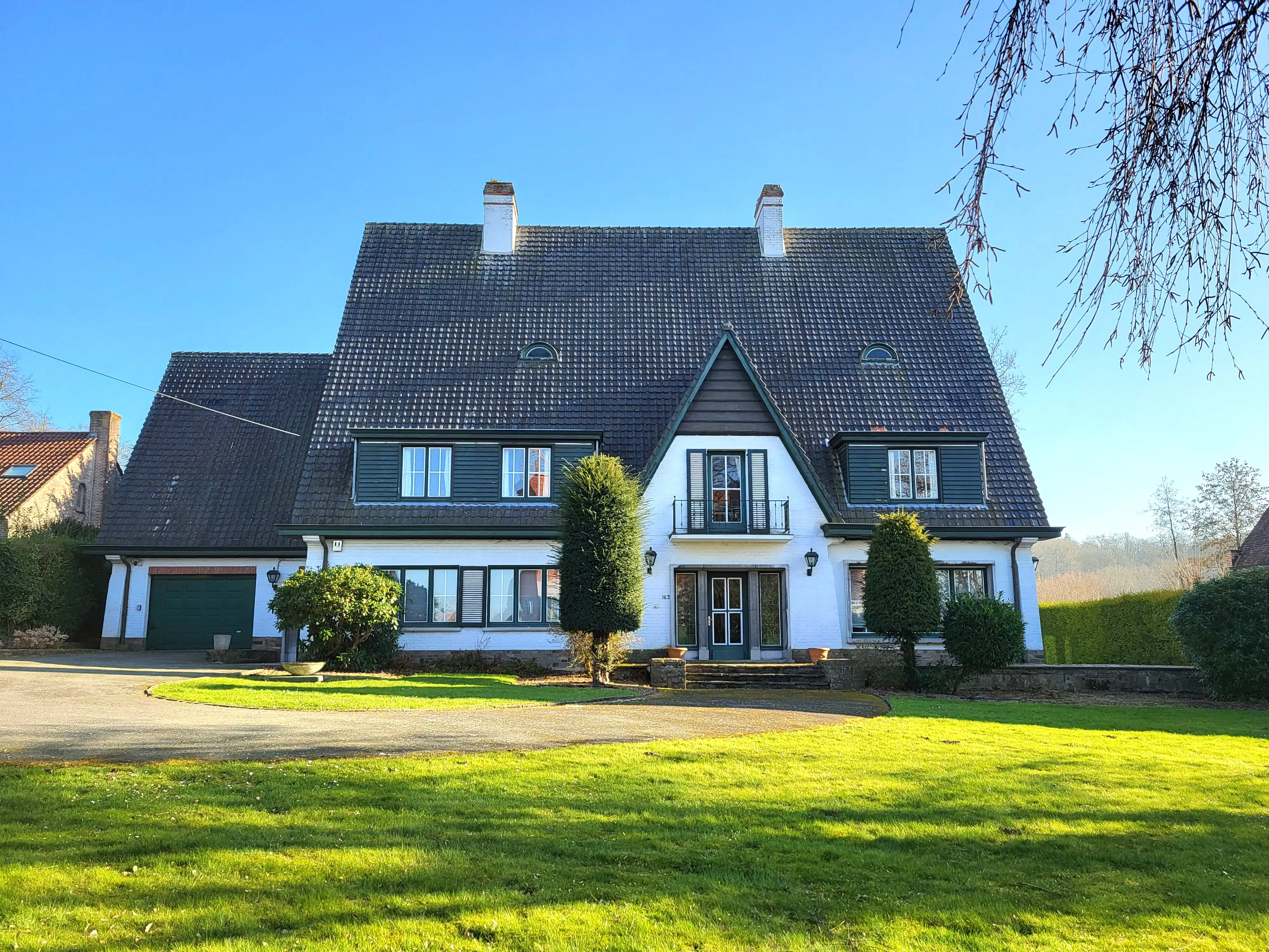 Hoofdfoto van de publicatie: Uniek landhuis op een terrein van 3870m² met aangelegde zuidgerichte tuin en garage! 