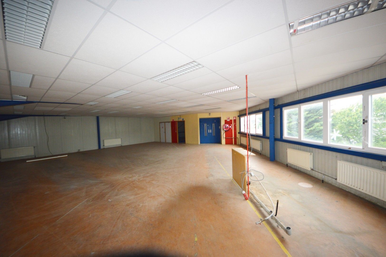 COMMERCIEEL GEBOUW BAANLOCATIE MET PARKING NABIJ MCDONALDS foto 24