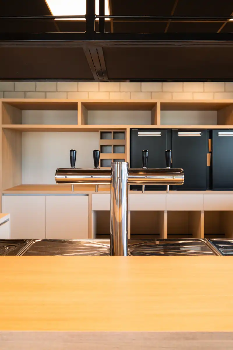Recente en instapklare cafetaria met professionele keuken foto 17