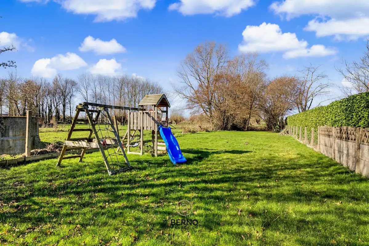 Te renoveren gezinswoning met uitgestrekte tuin en opslagplaats. foto 18