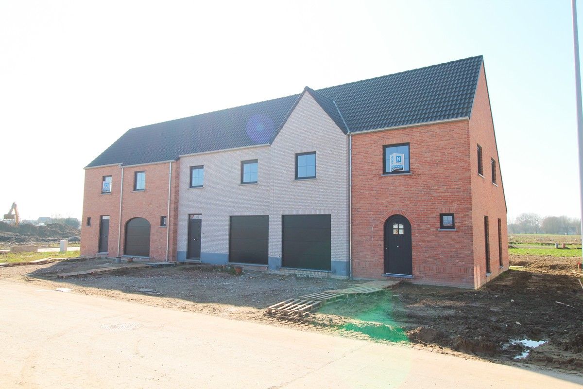 Halfopen nieuwbouwwoning met garage Roeselare foto {{pictureIndex}}