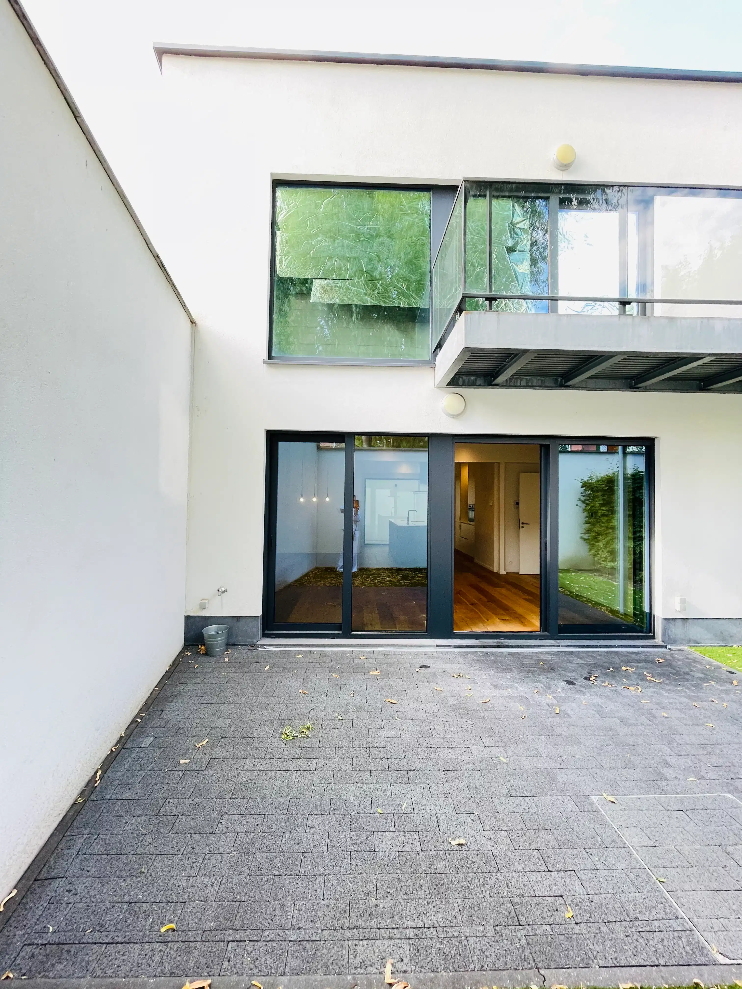 Stijlvol en recent appartement met tuin en patio foto 4