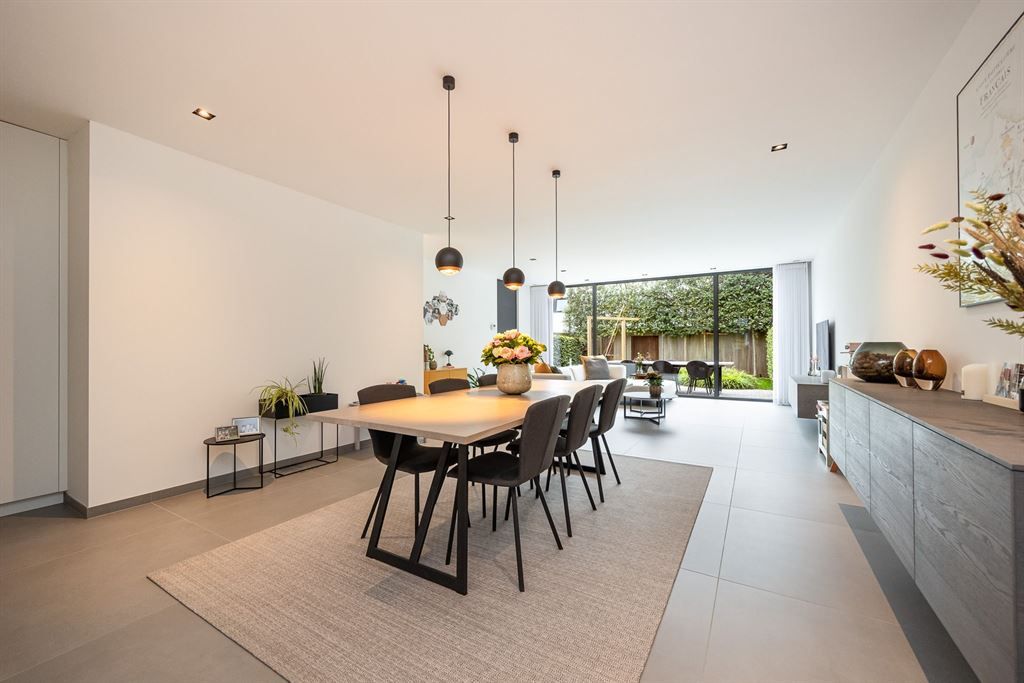 Moderne architecturale woning in een doodlopend straatje foto 3