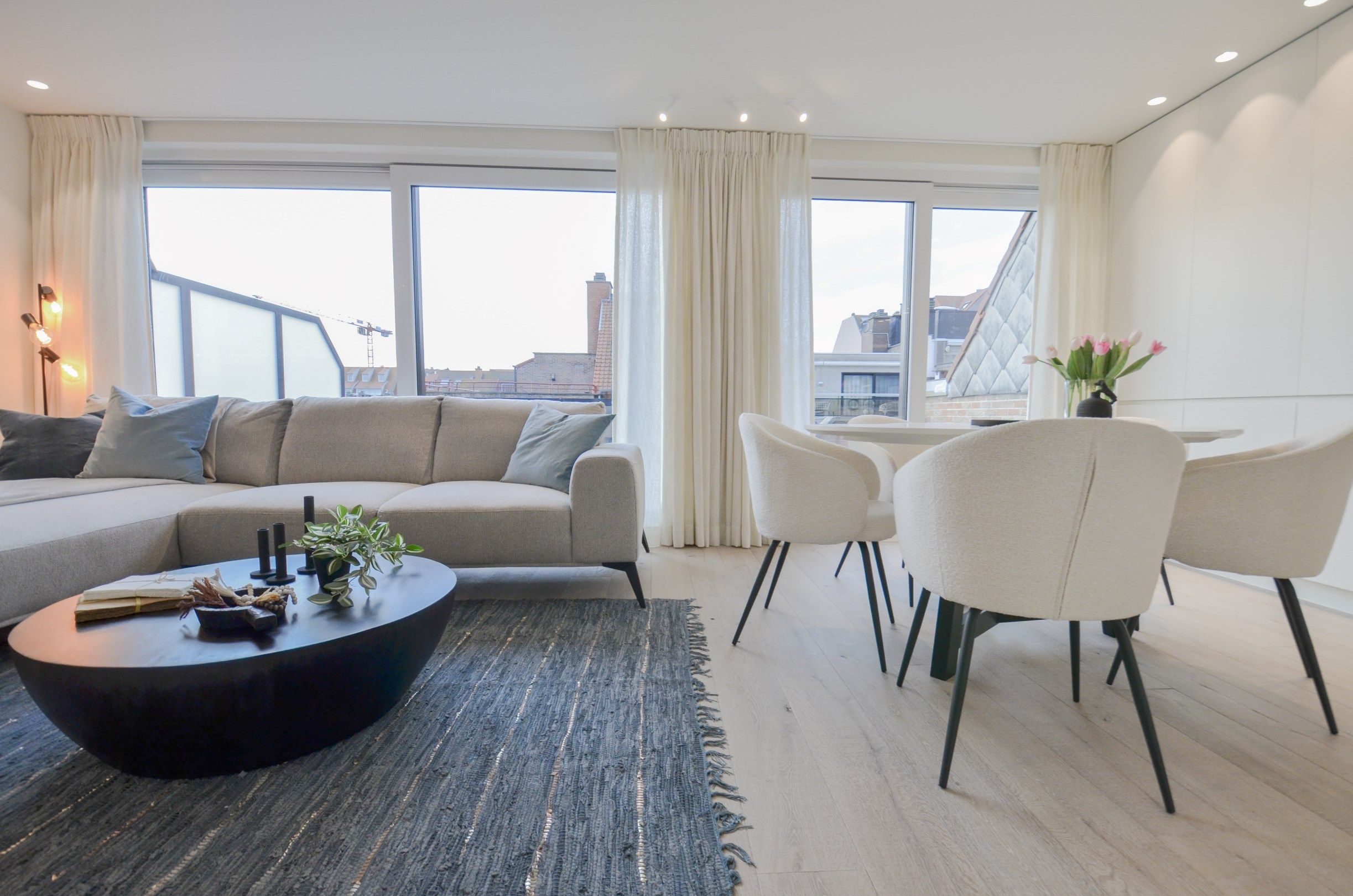 Volledig gerenoveerde penthouse met twee ruime terrassen (+/- 50 m²) gelegen op een boogscheut van de zee. foto 7