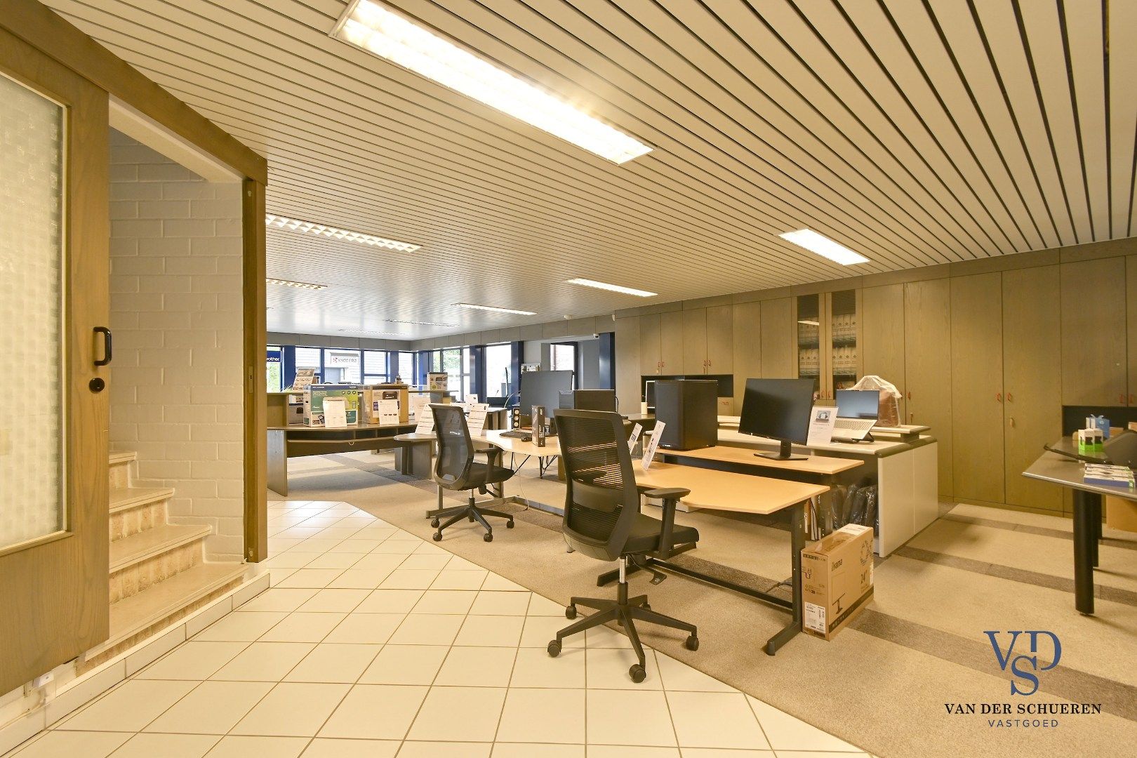Ruim handelspand met penthouse in villastijl foto 5