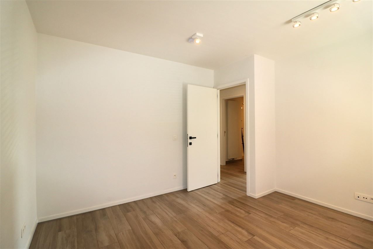 Zonnig appartement met ruim terras, twee slaapkamers in centrum foto 12