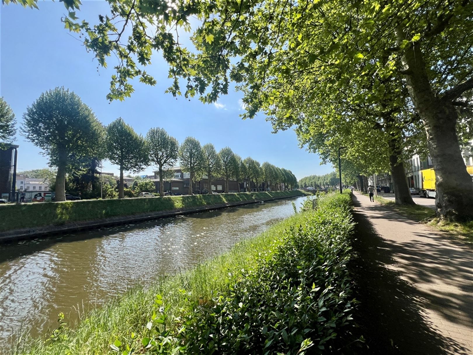 Modern gelijkvloerskantoor-/praktijkruimte te huur langs de Coupure foto 13