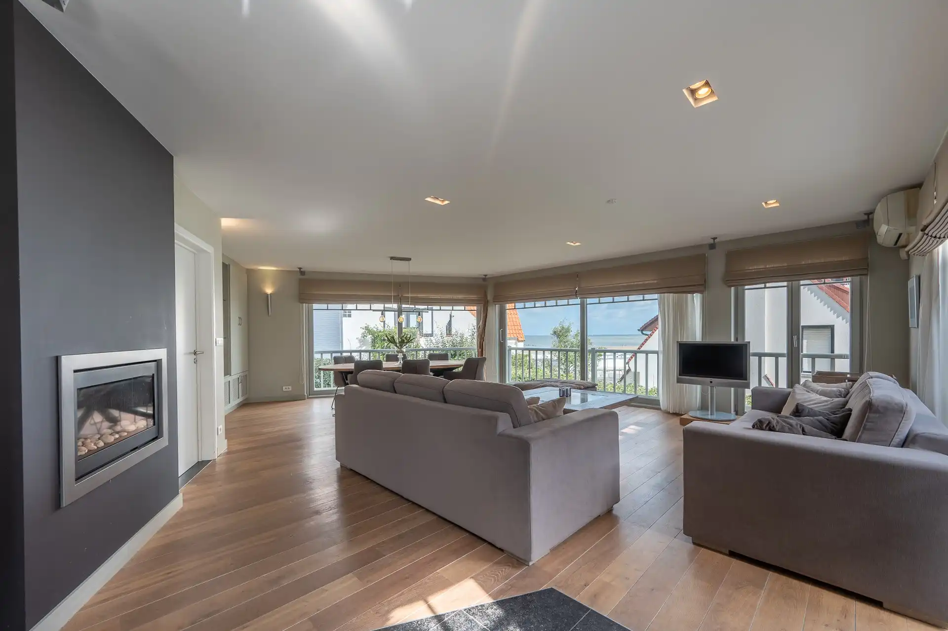 Gemeubeld: ruim appartement met 3 slaapkamers! foto {{pictureIndex}}