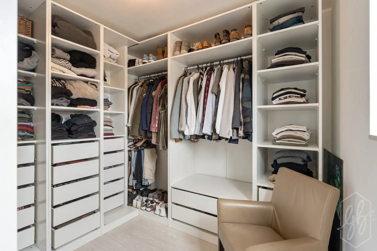 Instapklare BEN woning uit 2019 met zuidgerichte tuin en poolhouse foto 13